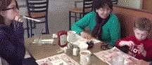 二货给爹上坟搞笑视频,爹的地盘爹做主!