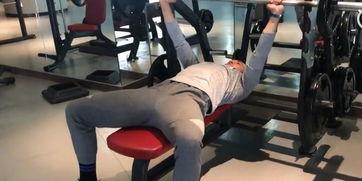 杠铃卧推视频,打造健壮胸肌的必备动作